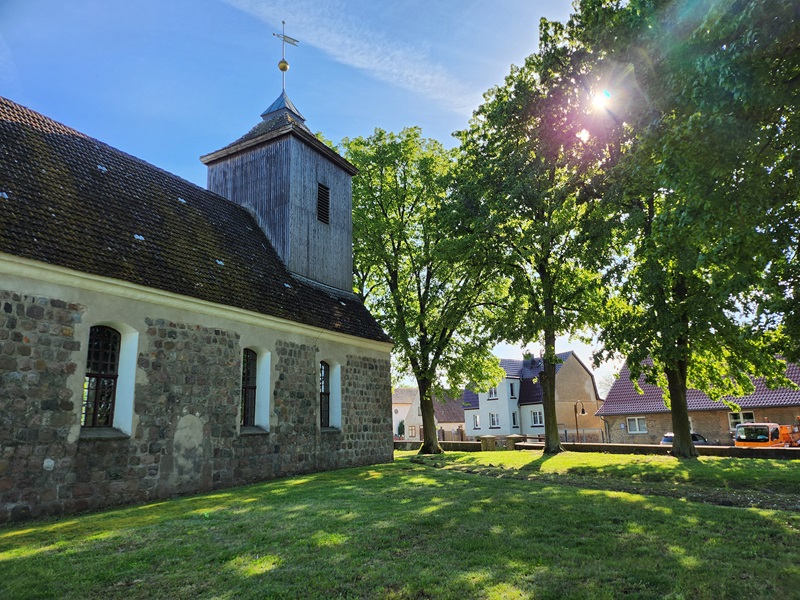 Dorfkirche Chorin, das Ferienhaus im Hintergrund