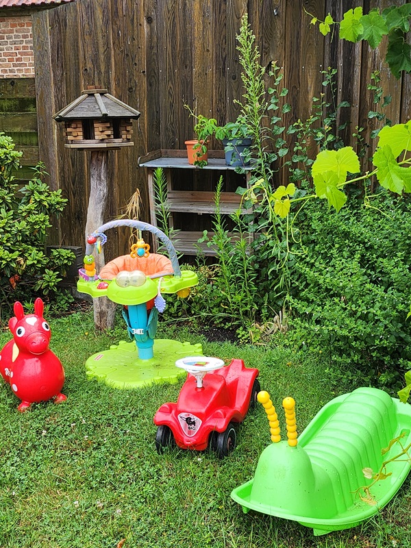 Spielzeug für Kleinkinder im Garten
