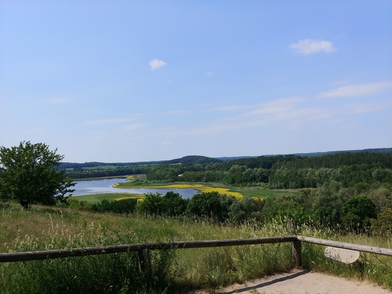 Blick vom Hügel über die Landschaft nahe Ökodorf Brodowin