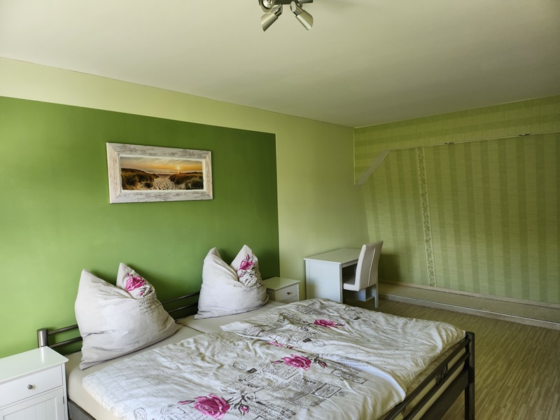 Schlafzimmer grünes Ambiente im Naturpur Chorin Ferienhaus